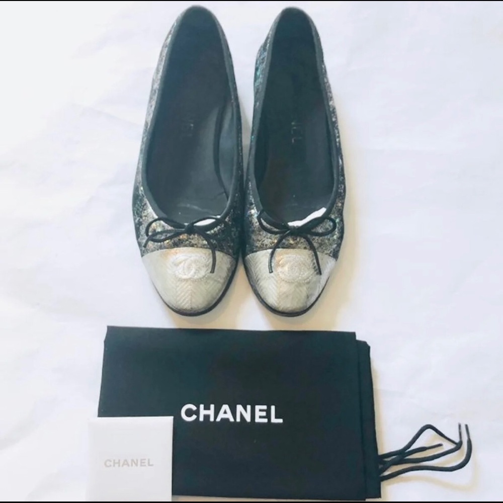 CHANEL 37.5 Holographic Iridescent Flats - Picture 4 of 7